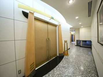会議室「瑠璃」入り口 - アパホテル〈東京板橋駅前〉会議室「瑠璃」 貸し会議室の入口の写真