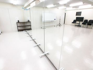 ★全身ミラー可動式【180×80】計７枚 - FLASHスタジオ-渋谷- レンタルスタジオの室内の写真