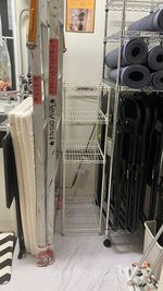 荷物置き棚
ヨガマット6枚
椅子５脚
脚立　保護マット　テーブル一台 - StudioAVA大阪 阿波座駅1分！24時間利用可の多目的スペース♪の設備の写真