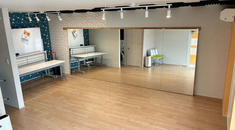 大型鏡を設置しているので、ダンス利用にもおすすめ！ - 豊橋市電沿いのレンタルスペース「シデンマエ」 豊橋市電・前畑電停から徒歩1分のレンタルスタジオ「シデンマエ」の室内の写真