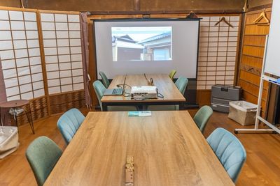 セミナー・会議・打ち合わせなどに最適！
モニターやスクリーン、プロジェクターの貸し出しも
※スペースの関係上、スクリーンとモニターは併用できません - 古民家コワーキングスペースCOMMUNE泉佐野 貸し会議室の室内の写真