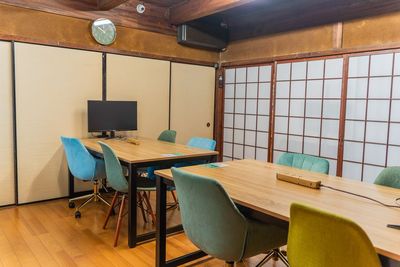 古民家の落ち着いた雰囲気でご利用いただけます - 古民家コワーキングスペースCOMMUNE泉佐野 貸し会議室の室内の写真
