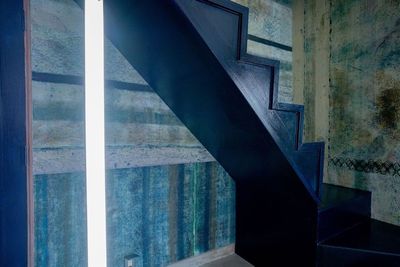 階段と布張りの壁 - purulico（プルリコ）西麻布 ２フロア キッチン付き３階で個性的カット。自然光✕白壁木床の4階の室内の写真