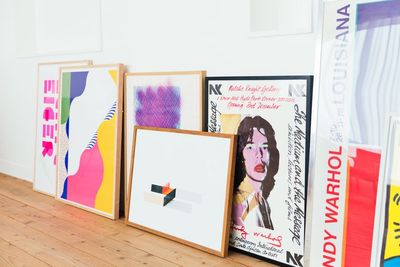 4Fポスター多数 - purulico（プルリコ）西麻布 ２フロア キッチン付き３階で個性的カット。自然光✕白壁木床の4階の室内の写真