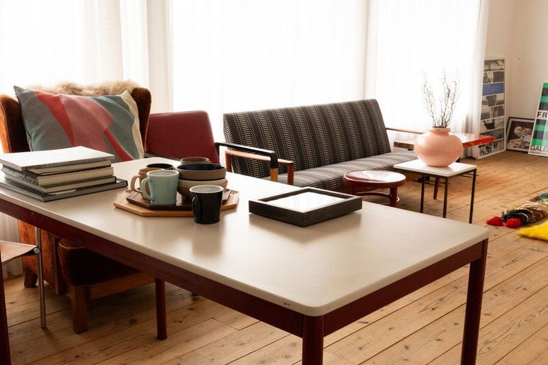  4Fプロップ多数 - purulico（プルリコ）西麻布 ２フロア キッチン付き３階で個性的カット。自然光✕白壁木床の4階の室内の写真