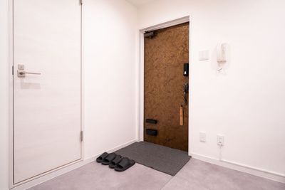 【玄関】
傘立て
靴べら
玄関マット - JIBUN SALON(渋谷駅) 【OPEN割🎉最大30%】渋谷駅3分｜完全個室高級サロン🌸の入口の写真