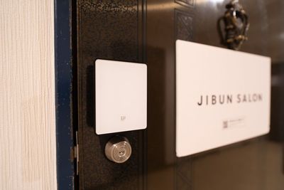 【リモートロック】
・暗証番号入力で手ぶら解錠
・暗証番号はご予約確定後にお知らせします - JIBUN SALON(渋谷駅) 【OPEN割🎉最大30%】渋谷駅3分｜完全個室高級サロン🌸の入口の写真