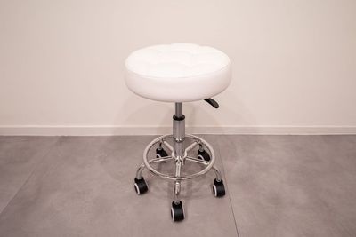 【昇降式キャスター付き丸椅子】
高さ調節可能49～62cm 
8cmパッド入りPUレザークッション  - JIBUN SALON(渋谷駅) 【OPEN割🎉最大30%】渋谷駅3分｜完全個室高級サロン🌸の設備の写真