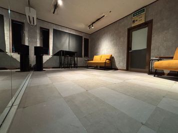 【爆音OK】新中野30秒&新宿6分｜ダンス・楽器・演劇向け｜SNS映え間違いなしのレトロ空間｜高音質スピーカー×ソファ付 - studio denccy