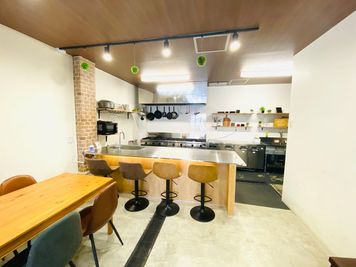 アイランドはカウンターとしても使えます。 - レンタルキッチン「ツリーハウス」 レンタルキッチン＆パーティスペース　ツリーハウスの室内の写真
