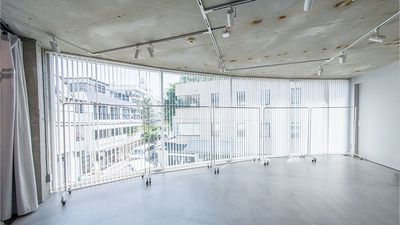 一面に広がる大きな窓からたっぷりと自然光が差し込む明るい空間。幅130cmのラック4台＋110cmラック1台を設置しても、余裕のあるレイアウトが可能です。 -  MT Gallery DAIKANYAMAの室内の写真