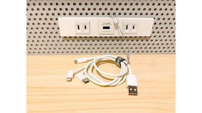 Lightning・type-C・MicroUSB付きの3-in-1ケーブルが1本ございます。
iOS・Android共に充電可能です。 - FEEEP 学芸大学駅東口店 FEEEP 学芸大学駅東口店｜定員 1名個室｜部屋番号7(PS)の室内の写真