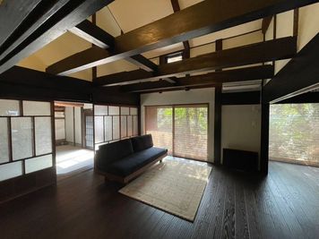 ソファ席 - 古民家TSUBAME邸の室内の写真
