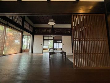 緑を眺める大きな窓 - 古民家TSUBAME邸の室内の写真