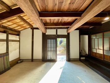 光が差し込む土間 - 古民家TSUBAME邸の室内の写真