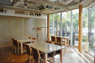 現在のルーム１のレイアウトです（10席） - CAFE&HALL ours 【キッチン付き】レンタルスペース(ルーム1)の室内の写真