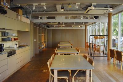 ルーム1とルーム2を繋げて利用することも可能です（26席です） - CAFE&HALL ours 【キッチン付き】レンタルスペース(ルーム1)の室内の写真