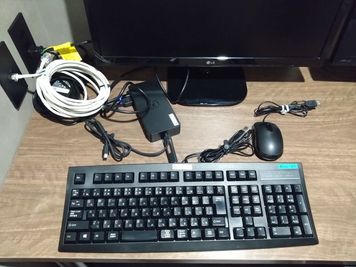 キーボードやマウス、各種ケーブル類など作業に必要な備品をスペース内に完備。PCをつなげばすぐに作業を始められます。 - ExeWorks上野 3014完全個室（大）の設備の写真