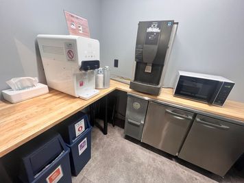 1F給湯室：ウォーターサーバーは冷水・温水が出て、誰でも使いやすいシンプルな操作性です。アイスディスペンサーも設置しています。 - ExeWorks上野 会議室A（定員6名）の設備の写真