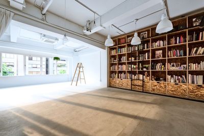 3560mmの背景紙と白ホリゾント、モルタル壁、洋書が並ぶライブラリーのあるスタジオ - WHITE BALANCE