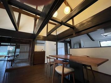 吹き抜けのダイニング - 古民家TSUBAME邸の室内の写真