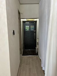 廊下・玄関方面 - サロンcode Tenjiiin サロンcode Tenjiiin　リゾートの心地よさを感じる空間の室内の写真