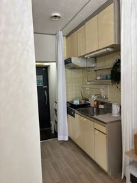 キッチン（カーテン開いた状態） - サロンcode Tenjiiin サロンcode Tenjiiin　リゾートの心地よさを感じる空間の室内の写真