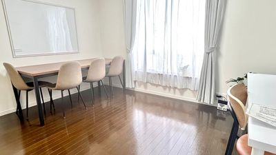 ヨガや整体にもお勧め
簡易ベットの持ち込みOKです - レンタルスペース【ハープRoom】 🍀ハープcafeスタイル岡大裏【102】の室内の写真