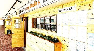 木目調の落ち着いた外観 - 明舞第二センタービル Buddy Training Studioの外観の写真
