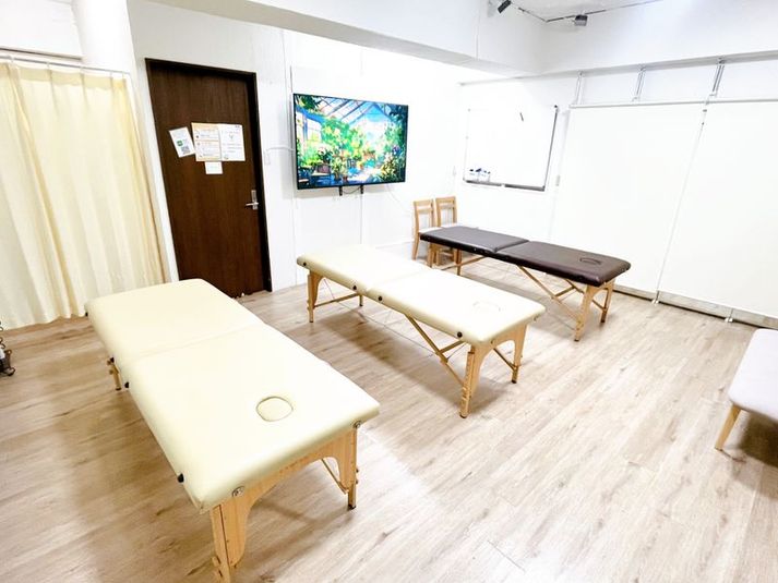 🌈美容・セミナーに最適 ！エステベット3台・65型モニター有 - イベントスペース アズスタイル