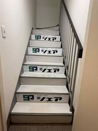 階段も利用できます！ - 日本橋人形町「シェア」 バーチャルオフィス・貸会議室「会議室Ｂ」の入口の写真