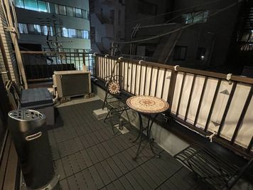 プラデッキを敷いたルーフバルコニー - カラオケBarうたたね　荻窪店 カラオケ付きレンタルスペースの室内の写真