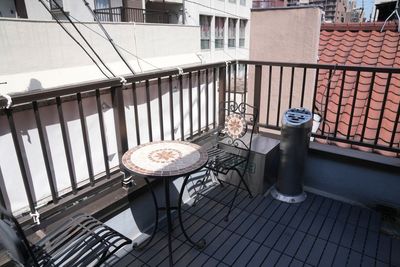 ルーフバルコニーで喫煙可能です（分煙スペース）。
天気の良い日はルーフバルコニーでカフェも♬ - カラオケBarうたたね　荻窪店 カラオケ付きレンタルスペースの室内の写真