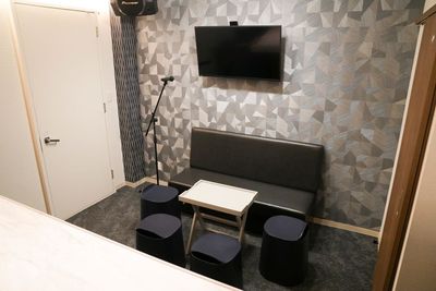 ソファー（3人掛け）、簡易椅子4つあり - カラオケBarうたたね　荻窪店 カラオケ付きレンタルスペースの室内の写真