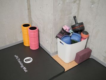 フォームローラー2本、三角ブロック2個、アブローラー1個、チューブ3本、ヨガブロック2個 - パーソナルジム　クリーレンの設備の写真