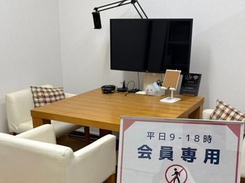 3F多目的ルーム（吸音パーテーションで区切りオンライン会議スペースとして利用可） - CoWorks24佐世保店 3階キッチンスペースを多目的スペースとして1日貸切（土日祝のみ）の室内の写真