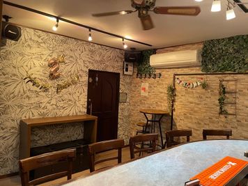 カウンター8席、テーブルと簡易席2席 - カラオケBarうたたね　阿佐ヶ谷店 カラオケ付きレンタルスペースの室内の写真