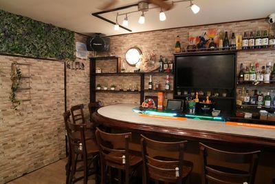 カウンター8席 - カラオケBarうたたね　阿佐ヶ谷店 カラオケ付きレンタルスペースの室内の写真
