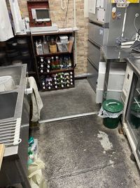 キッチンスペースには、大型冷蔵庫と製氷機があります - カラオケBarうたたね　阿佐ヶ谷店 カラオケ付きレンタルスペースの室内の写真