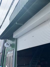 倉庫を通り抜けて入ります - レンタルスペース　ノックノック キッチン、庭付き　平屋のレンタルスペースの入口の写真