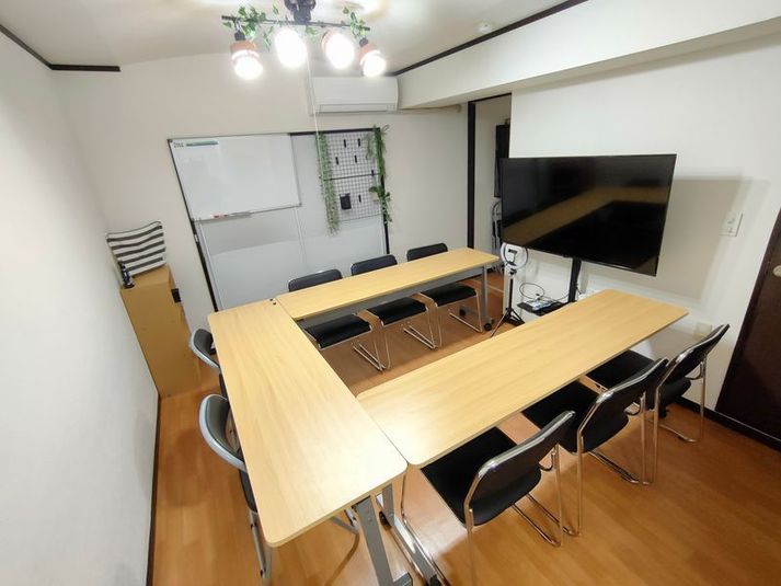 【レイアウト例】WEB会議
あみーろーど沿いのビルの1室
※春と秋に周辺で祭りなどのイベントがあります（イベント時は周辺環境音あり） - 宮崎駅から280ｍ徒歩4分🚉完全個室の貸会議室 50インチTVのある完全個室貸会議室｜ワークスペース・web会議の室内の写真