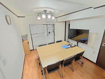 【レイアウト例】打合せ - 宮崎駅から280ｍ徒歩4分🚉完全個室の貸会議室 50インチTVのある完全個室貸会議室｜ワークスペース・web会議の室内の写真