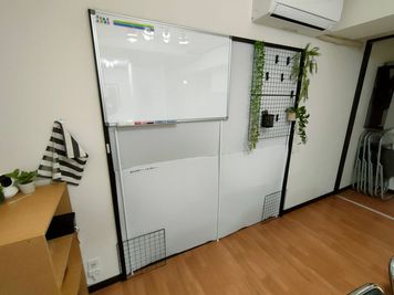 ホワイトボード（窓は遮音材を設置しているため非常時以外開閉不可） - 宮崎駅から280ｍ徒歩4分🚉完全個室の貸会議室 50インチTVのある完全個室貸会議室｜ワークスペース・web会議の設備の写真