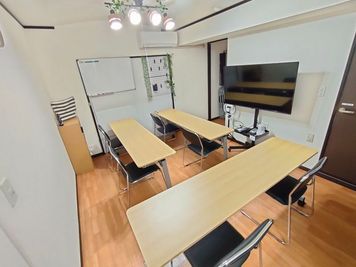 【レイアウト例】研修 - 宮崎駅から280ｍ徒歩4分🚉完全個室の貸会議室 50インチTVのある完全個室貸会議室｜ワークスペース・web会議の室内の写真