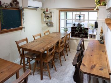 2人掛けテーブル4台、カウンター席２席 - Studio WOODSIDE39  オリーブ（Olive）の室内の写真
