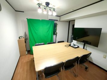 【レイアウト例】グリーンバック - 宮崎駅から280ｍ徒歩4分🚉完全個室の貸会議室 50インチTVのある完全個室貸会議室｜ワークスペース・web会議の室内の写真
