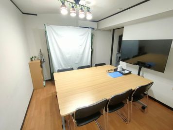 【レイアウト例】ホワイトバック - 宮崎駅から280ｍ徒歩4分🚉完全個室の貸会議室 50インチTVのある完全個室貸会議室｜ワークスペース・web会議の室内の写真