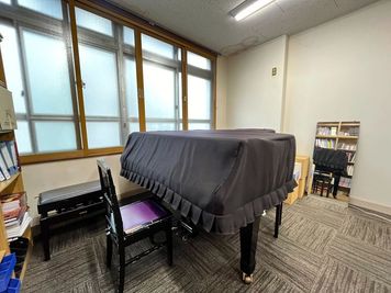 一般社団法人全日本ピアノ指導者協会 竹の間：ピアノ練習、打ち合わせに　ヤマハグランドピアノ1台　の室内の写真