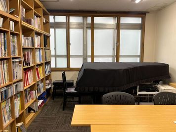 一般社団法人全日本ピアノ指導者協会 竹の間：ピアノ練習、打ち合わせに　ヤマハグランドピアノ1台　の室内の写真