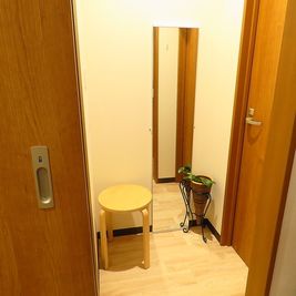 控え室（全身鏡、ドライヤーあり） - 大塚 coco de tea（ココデティー） 多目的スペース（地下1階）防音の設備の写真